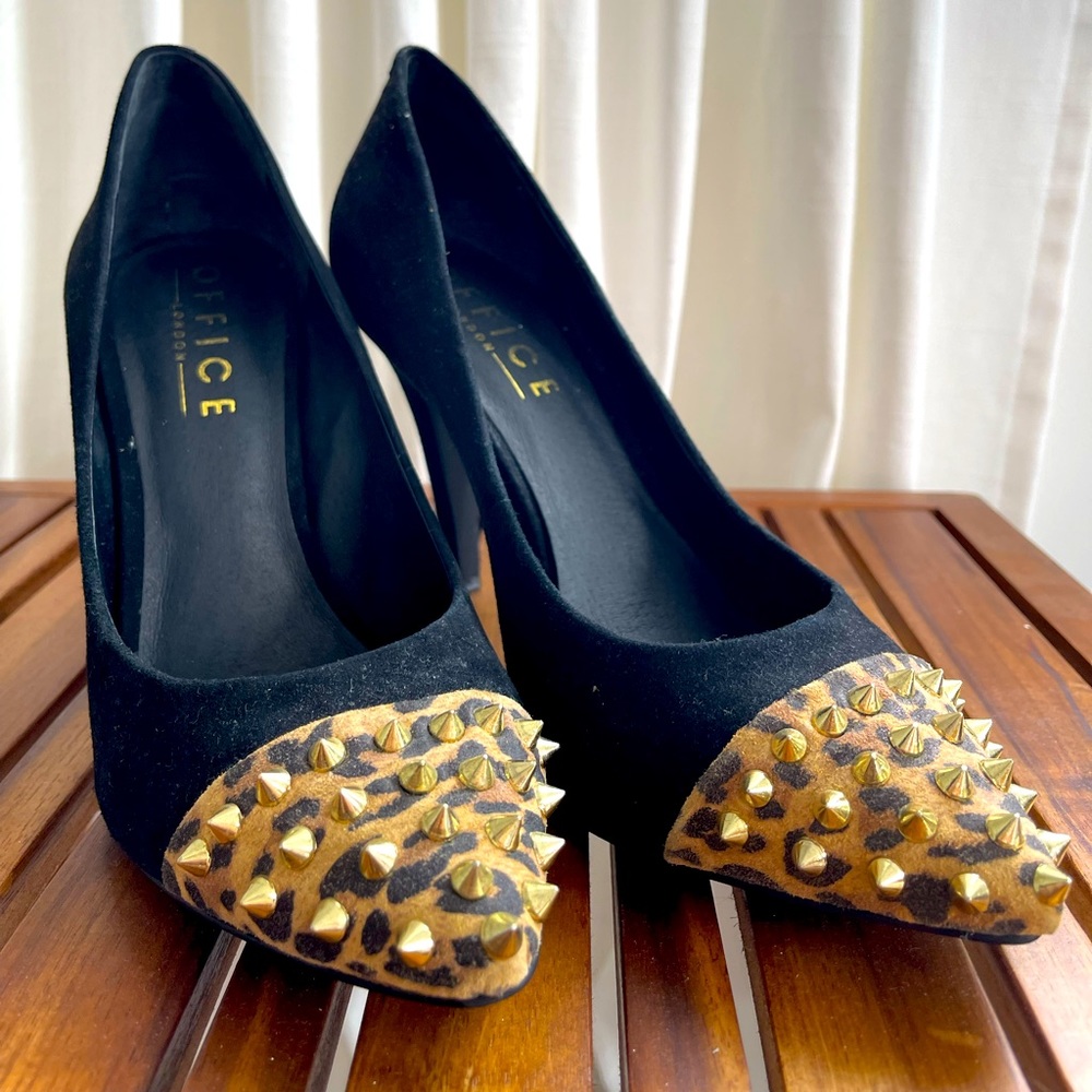 Spiky toe pumps